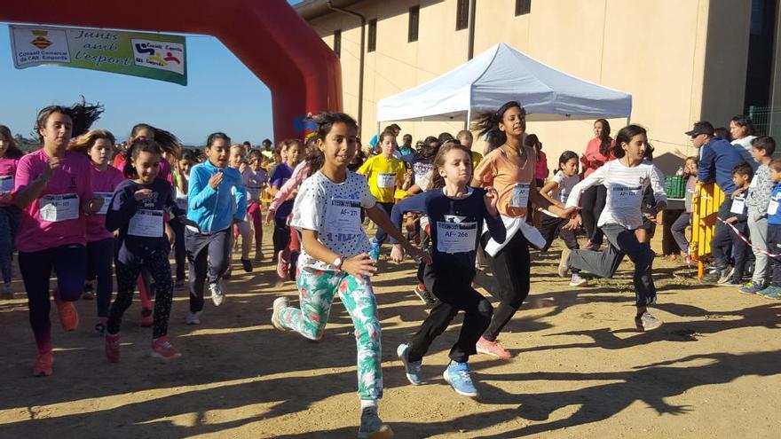 350 escolars corren entre vinyes en el Circuit Comarcal de Garriguella