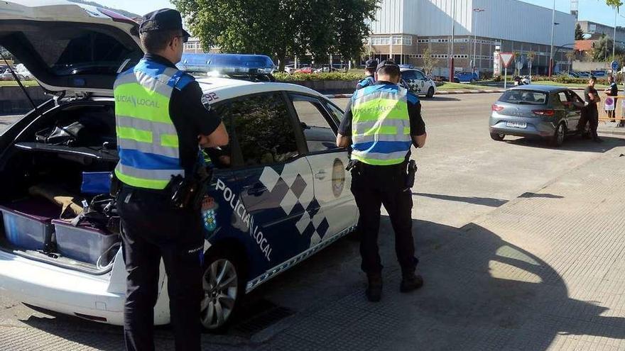 Control de la Policía Local en la avenida de Compostela. // Rafa Vázquez