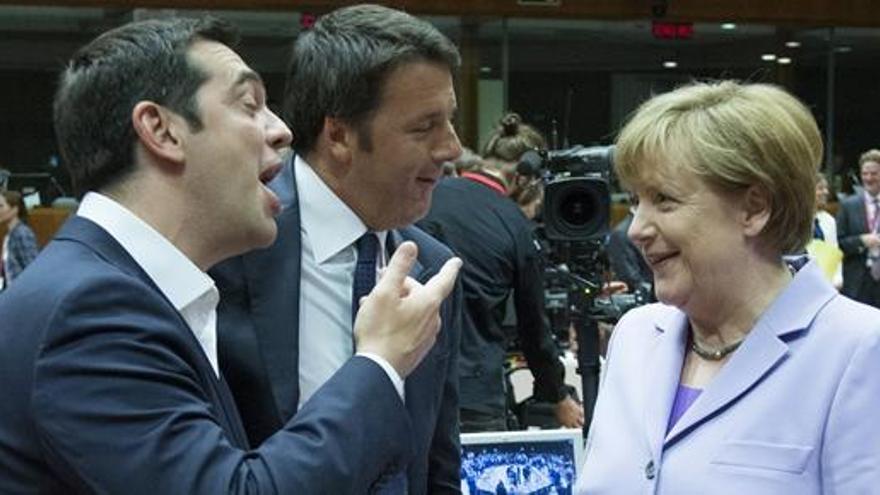 Tsipras, Renzi y Merkel, en Bruselas el pasado día 25.