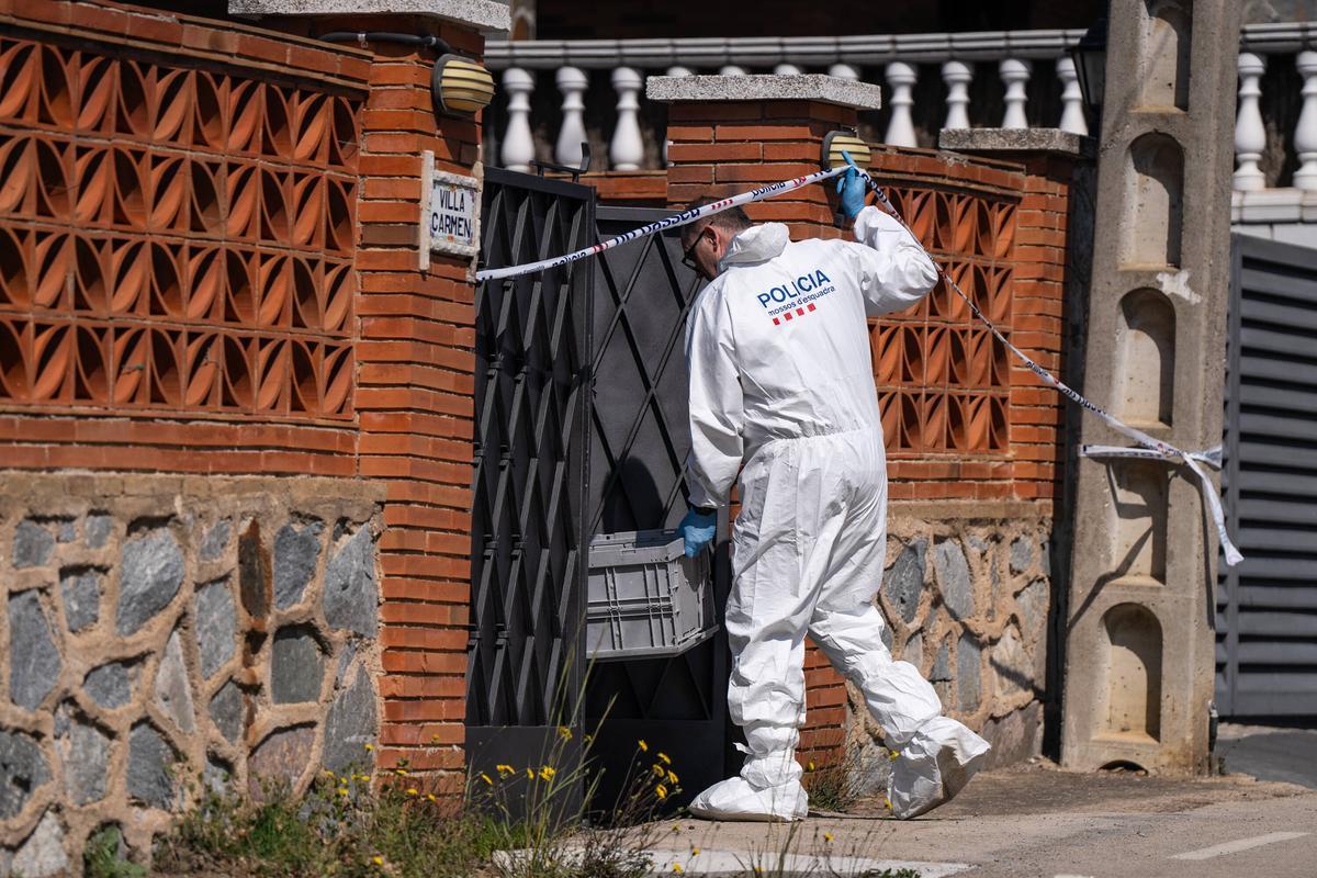 Los Mossos dEsquadra investigan la muerte violenta de tres miembros de una misma familia.