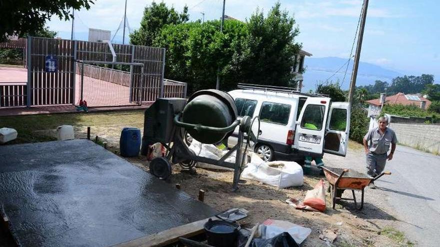 Ayer construían la base para el contenedor de recogida de restos de poda.