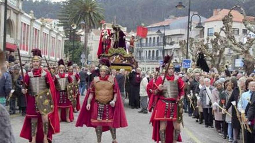 Los romanos custodian las imágenes en las calles canguesas. // A.J.R.