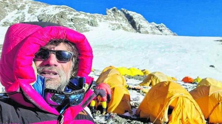Anto Pérez en el Collado Sur del Everest, a unos 7.900 metros, con el Lhotse de fondo (arriba)