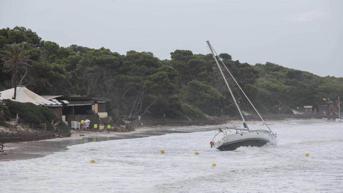 Vídeo: El velero varado en ses Salines a causa del temporal