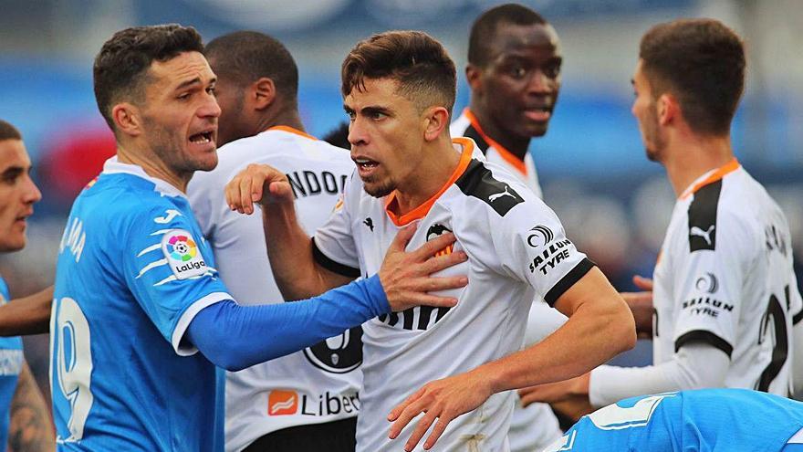 Jorge Molina intenta calmar a Paulista durante el partido Getafe-Valencia CF del pasado febrero en el Alfonso Pérez.