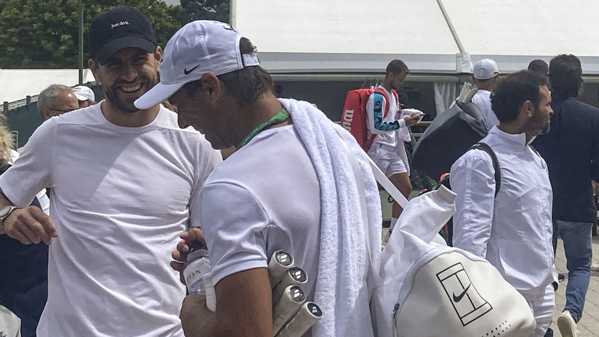 Nadal s’entrena davant la mirada de Gerard Piqué a Wimbledon