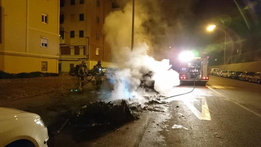 Imagen de archivo de contenedores ardiendo en Camp Redó