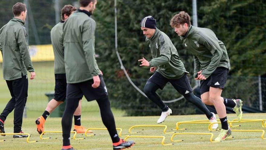 Varios jugadores del Juventus durante el entrenamiento de ayer.