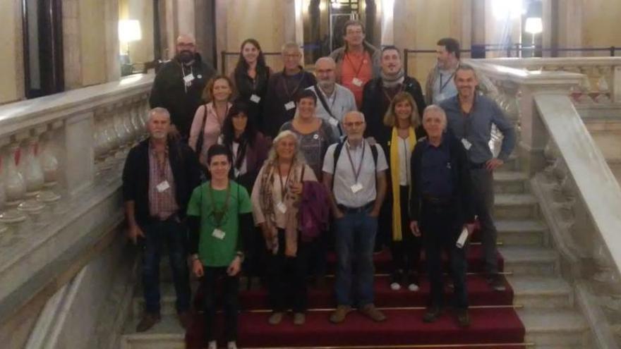 Participants a la reunió a les escales del Parlament, aquest dimecres