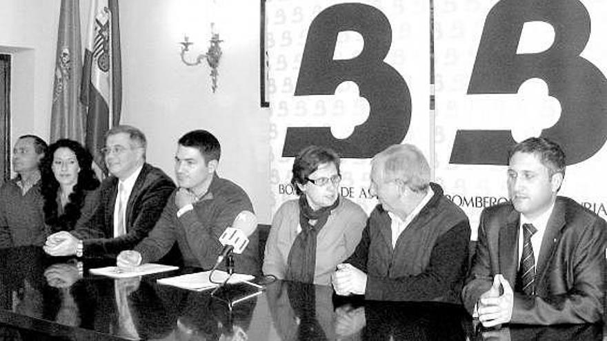 Ramos -tercera por la derecha-, durante su intervención, ayer, en Cangas de Onís.