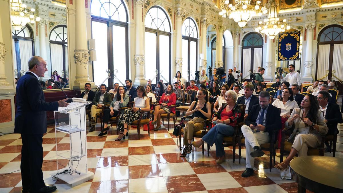 El alcalde en funciones, Francisco de la Torre, junto a los concejales del Gobierno 'popular', informa sobre el nuevo Gobierno municipal.