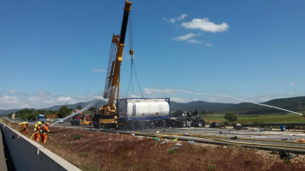 Accidente de tráfico en Valencia: los bomberos durante las labores de desbloqueo de la A-3.