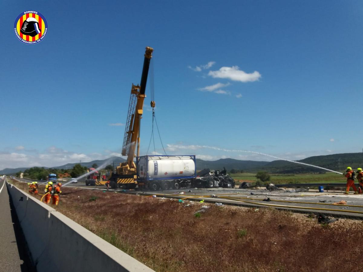 Accidente de tráfico en Valencia: los bomberos durante las labores de desbloqueo de la A-3.