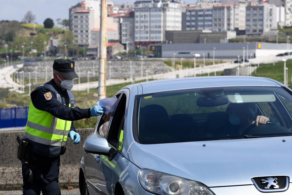 Los agentes vigilan los accesos a la ciudad y proponen multas para los infractores.