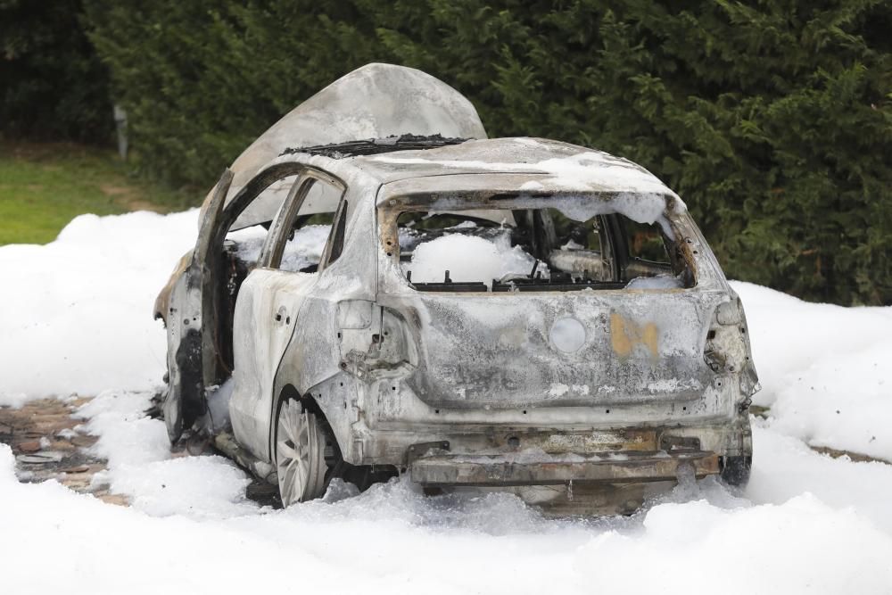 Cremen quatre vehicles en un mas de Parlavà