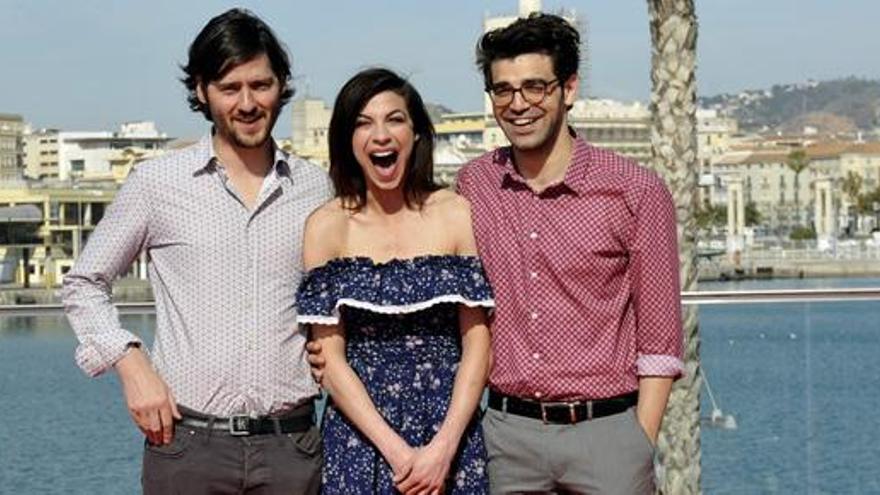 Carlos Marqués-Marcet, junto a los actores de «10.000 KM», Natalia Tena y David Verdaguer, en Málaga.