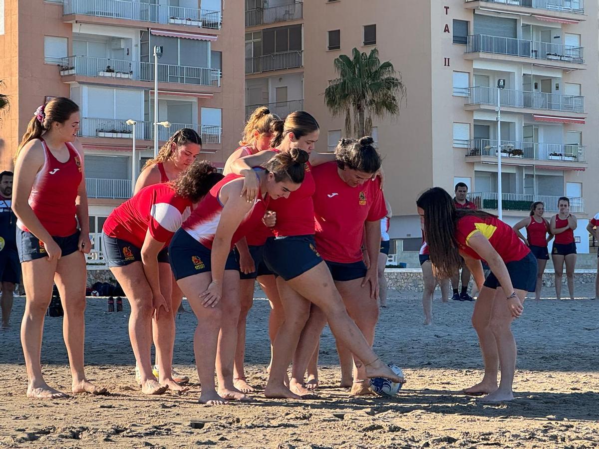 La selección española de rugby femenino se prepara en Cullera para su encuentro contra Suecia en Tavernes.
