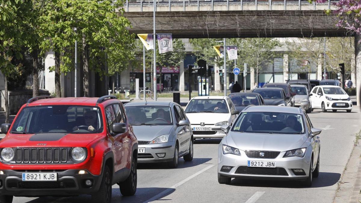 Vehicles circulant pel carrer Emli Grahit, que delimitaria la futura Zona de Baixes Emissions.  | ANIOL  RESCLOSA