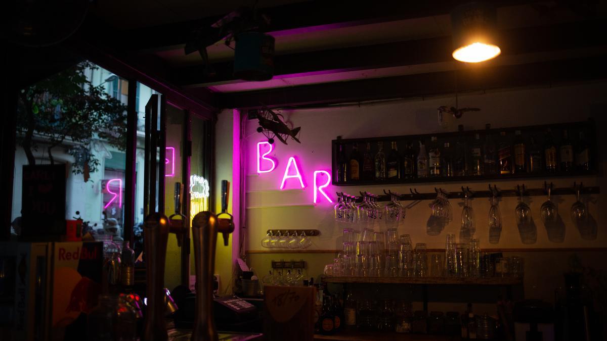 Interior d&#039;un bar d&#039;un carrer cèntric de Barcelona