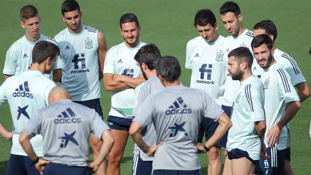 Rafael Pol dando instrucciones, junto a Luis Enrique, a los jugadores de España