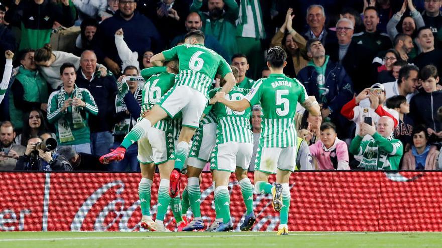 Los jugadores del Betis celebran un gol contra el Sevilla.