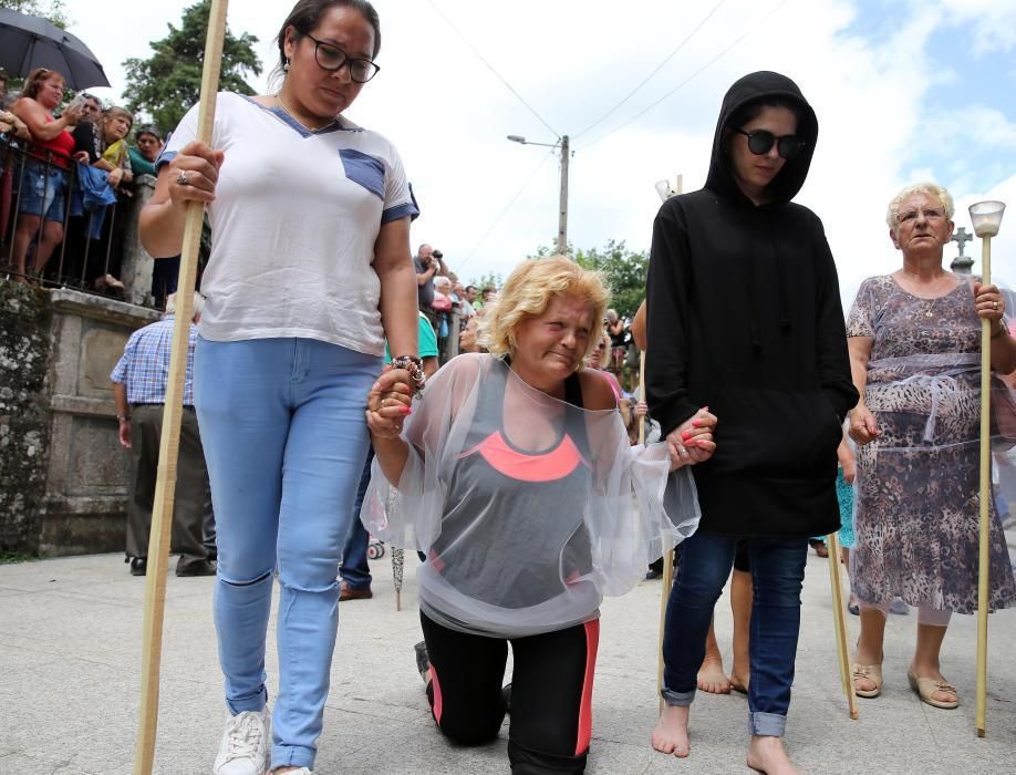 Una decena de personas desfilaron dentro de un ataúd en As Neves para dar gracias por "volver de entre los muertos".