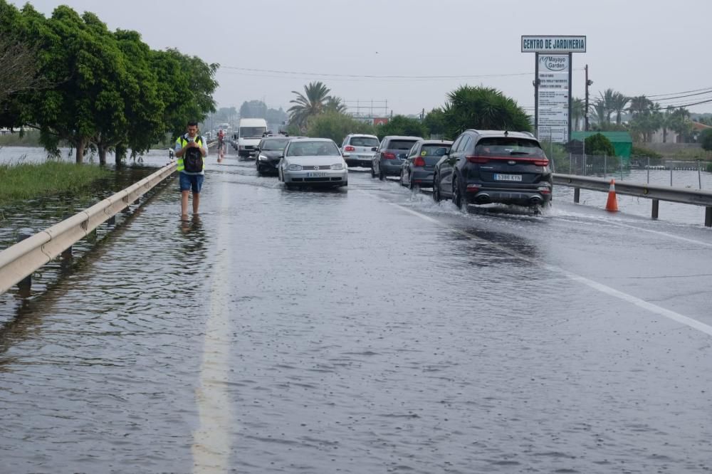 El agua rebosa en la N-332 a la altura de Guardamar