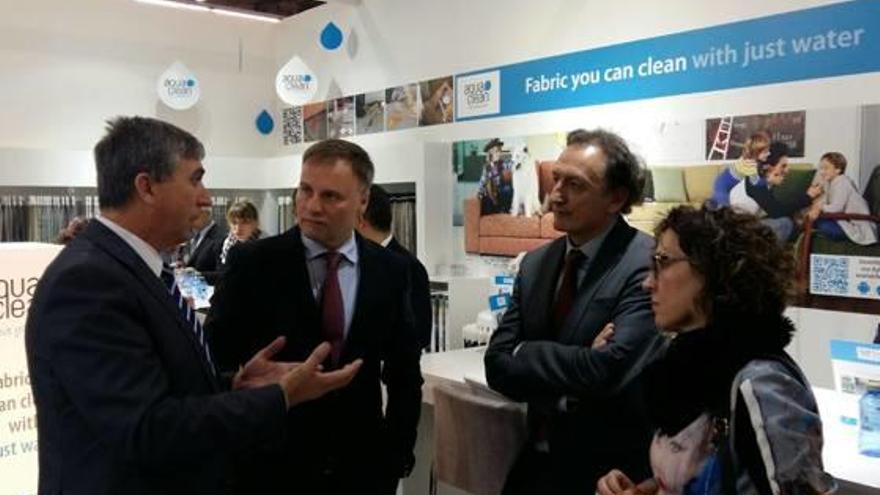 El conseller conversando con el presidente de ATEVAL, León Grau, ayer en la feria.