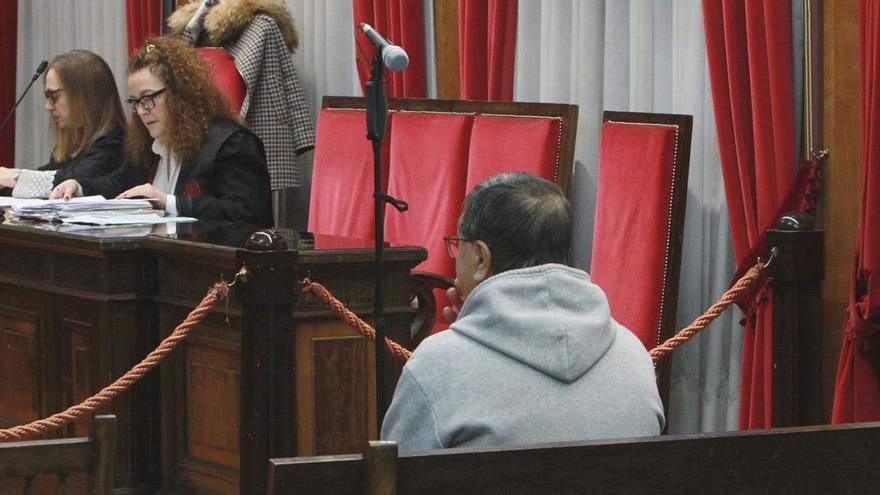 La fiscal, la abogada de la acusación particular y el encausado, en el juicio. |  Iñaki Osorio