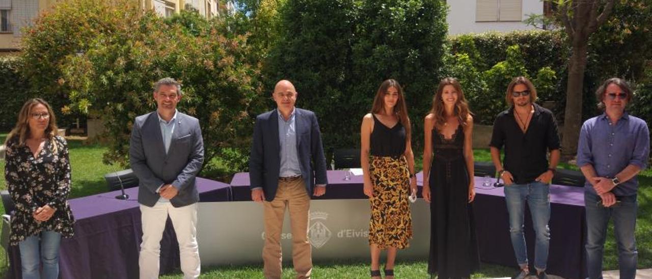 Marí, en el centro, junto a las actrices y el director del ‘spot’, en un acto en el Consell. | TONI ESCOBAR