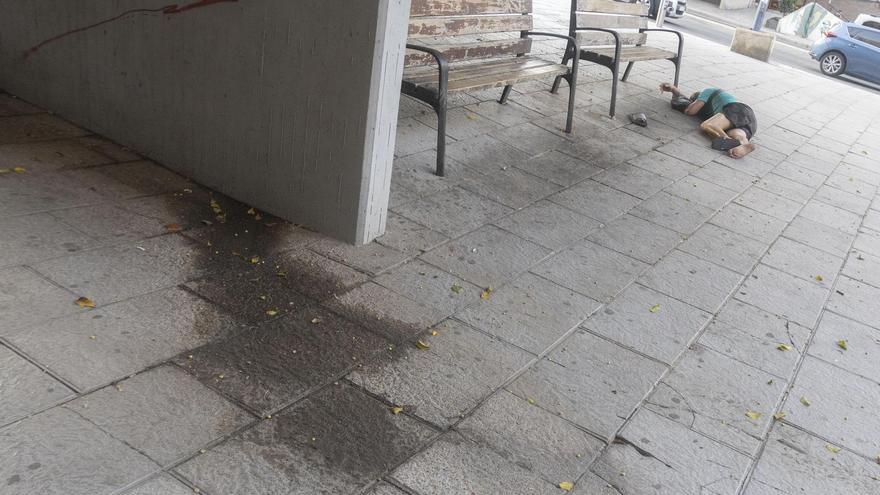 Orines, envases y aceras pringosas en la entrada a la avenida Alfonso El Sabio de Alicante
