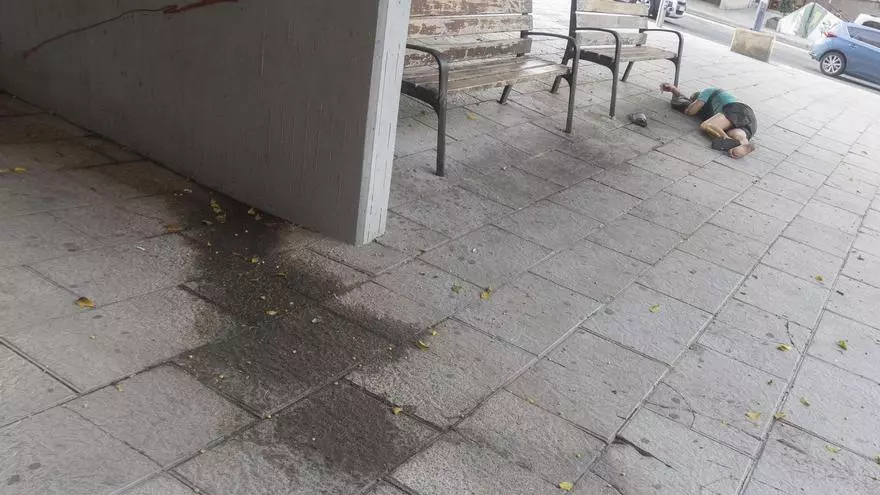 Orines, envases y aceras pringosas en la entrada a la avenida Alfonso El Sabio de Alicante
