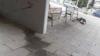 Orines, envases y aceras pringosas en la entrada a la avenida Alfonso El Sabio de Alicante