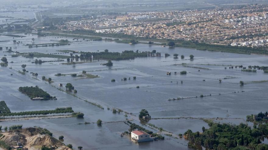 Vista aérea de la zona inundada en San Fulgencio desde el helicóptero de la Guardia Civil.