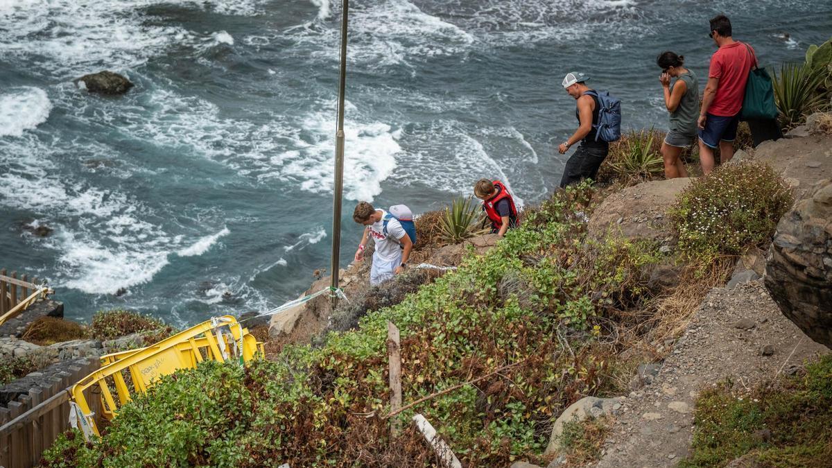 Un grupo de personas accede a la playa de Benijo a pesar de estar cerrada por riesgo de desprendimientos.