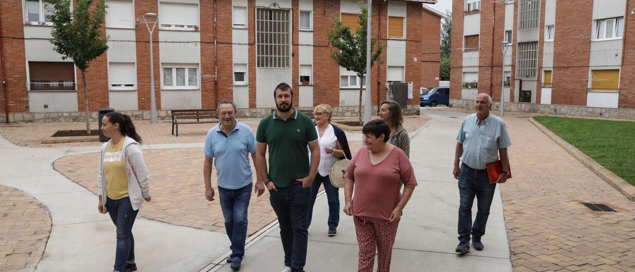 Por la izquierda, Natalia García, Herminio Torre, Adrián Arias, Eva Mieres, Bene García, Silvia Mier y Joaquín Arias, en La Camocha. | |  JUAN PLAZA