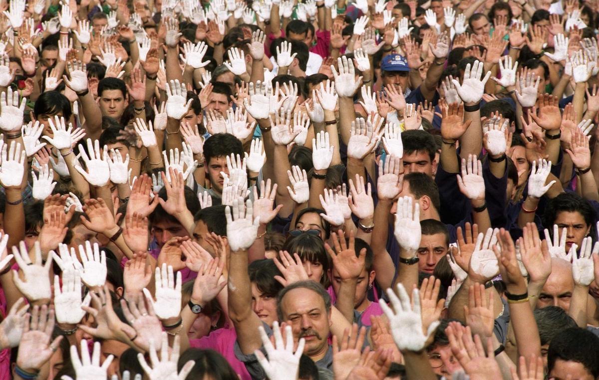 Manifestación en contra del secuestro y asesinato de Miguel Ángel Blanco, en 1997.