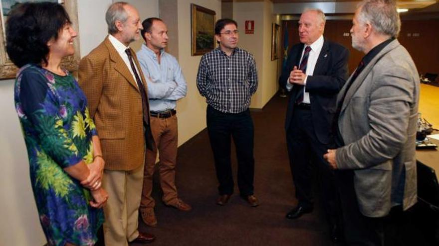 De izquierda a derecha, Aurora Astudillo, Carlos Suárez, Mario F. Fraga, Amador Menéndez, Faustino Blanco y Enrique González, instantes antes de la presentación de la Finba. | nacho orejas