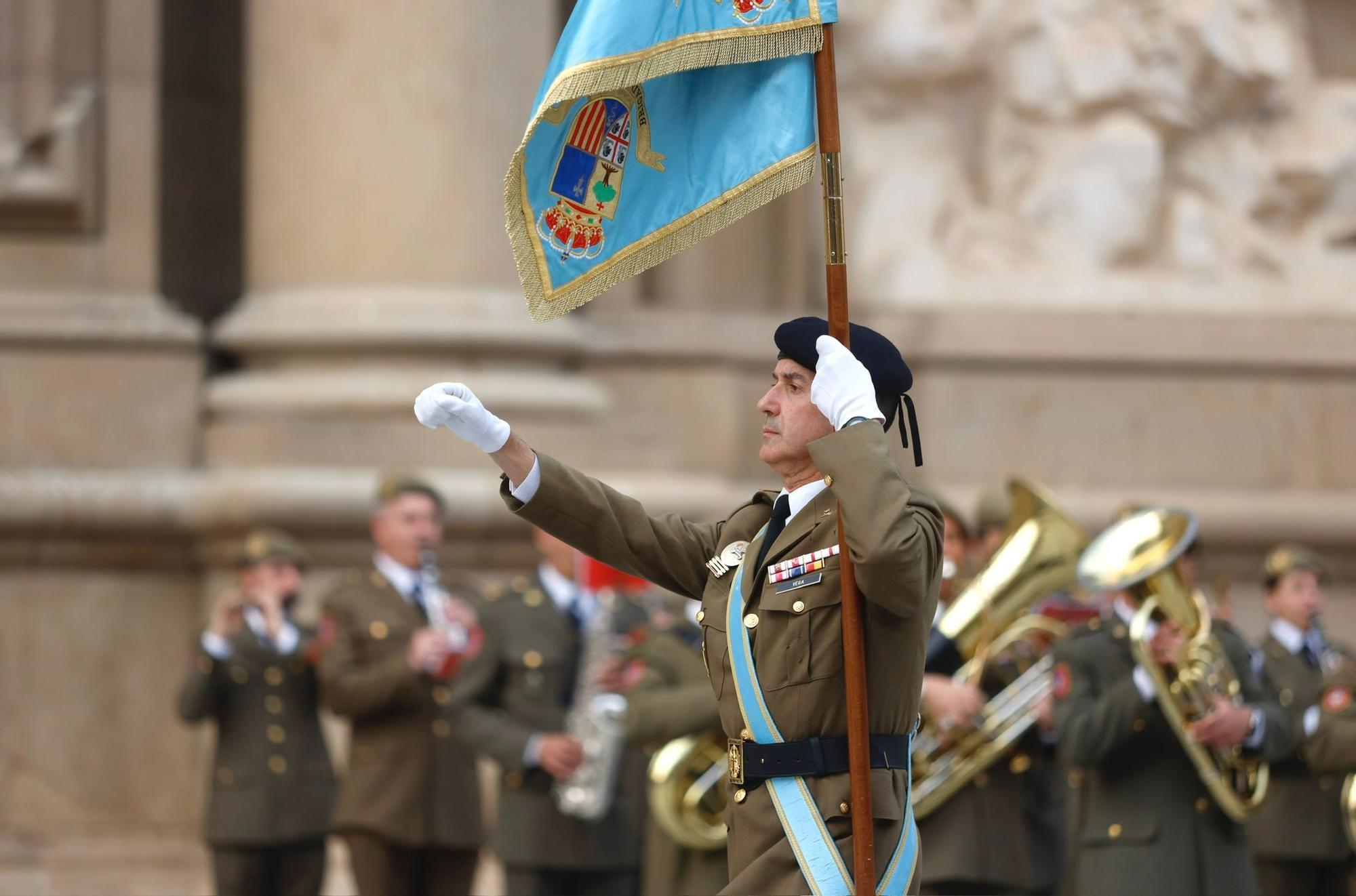 En imágenes | Los militares desfilan por las calles del centro de Zaragoza