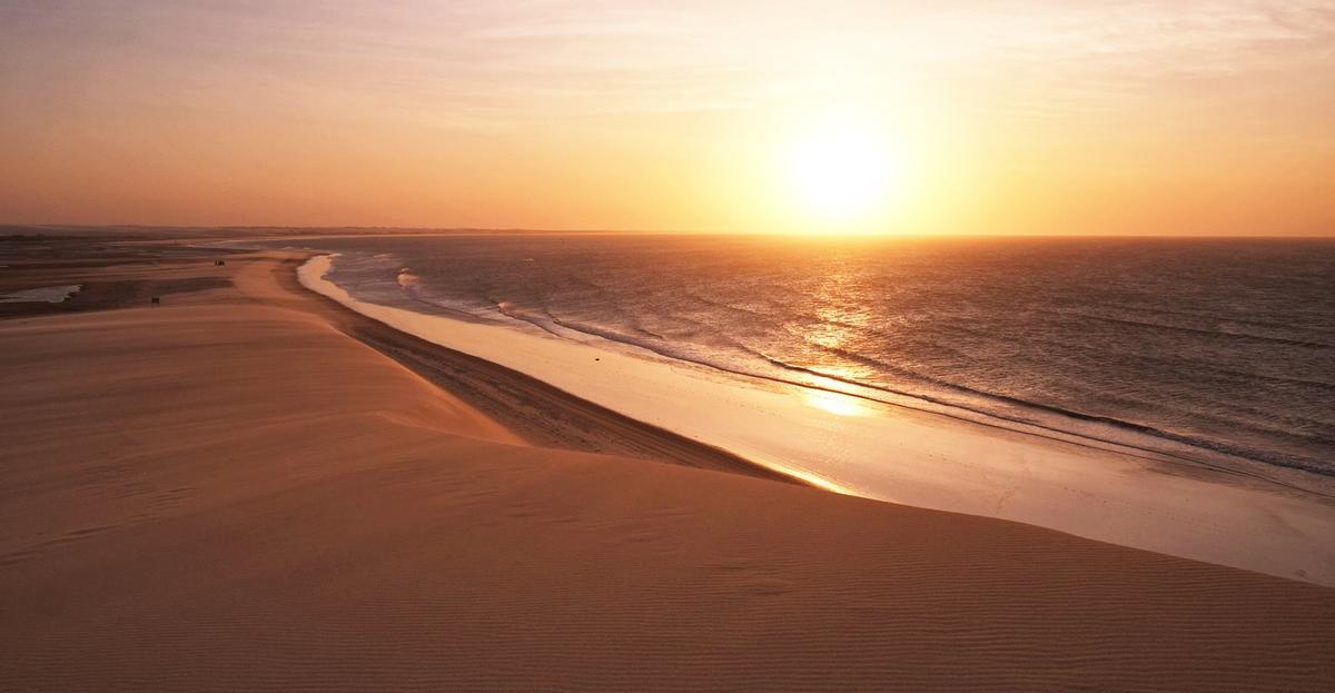 Los atardeceres en Jericoacoara (Brasil) son mundialmente famosos por su espectacular belleza. Debido a su posición geográfica en el nordeste, es uno de los pocos lugares donde el sol parece hundirse directamente en el mar