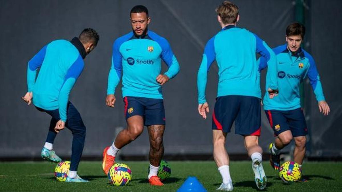 El entrenamiento del FC Barcelona con Memphis y Raphinha.