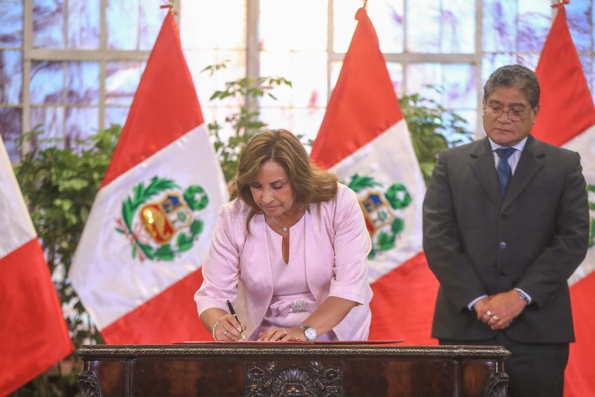 La presidenta de Perú, Dina Boluarte, promulga la ley de amnistía