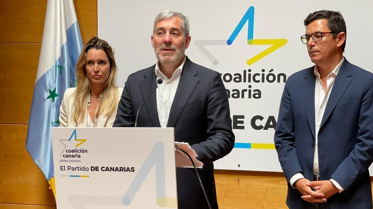 María Fernández, Fernando Clavijo y Pablo Rodríguez durante la rueda de prensa esta mañana en la capital grancanaria