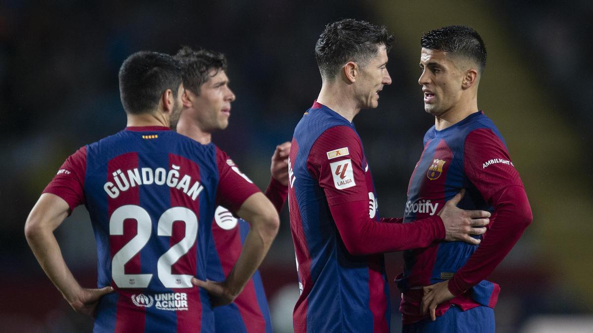 Lewandowski conversa con Cancelo durante el partido de liga entre el FC Barcelona y la UD Las Palmas.