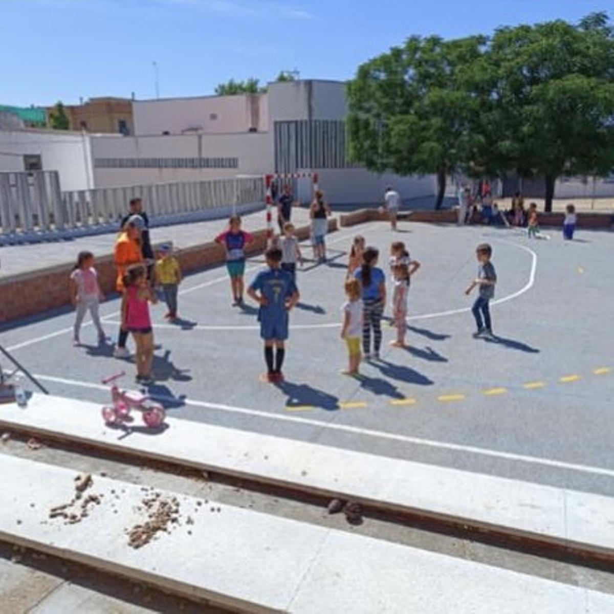 Escolares en el patio del colegio San José de Calsanz, en una imagen antigua.