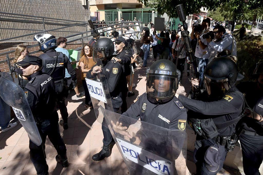 Todas las imágenes de la protesta por la Ebau y las cargas policiales junto a la Consejería de Educación
