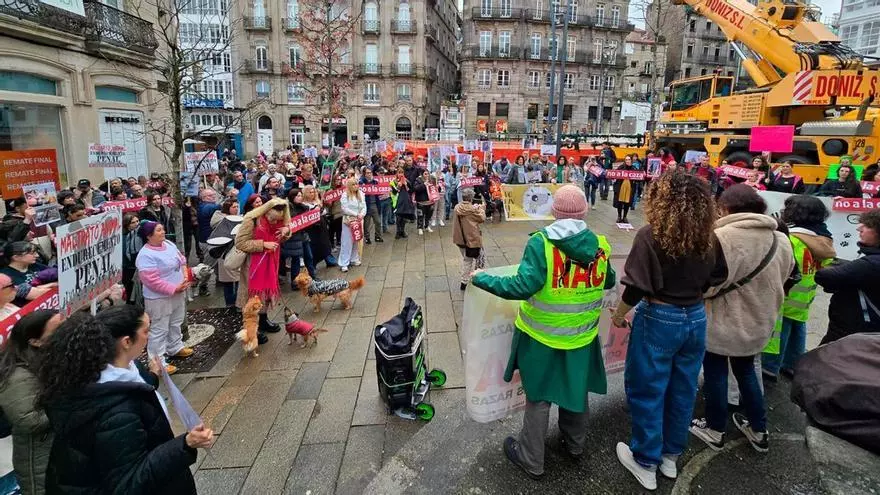 Cientos de personas se manifiestan en Vigo contra la caza
