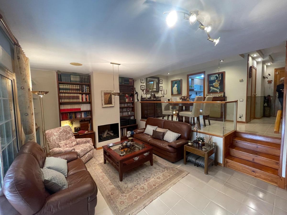 Salón a doble altura en la casa a la venta en El Zorongo