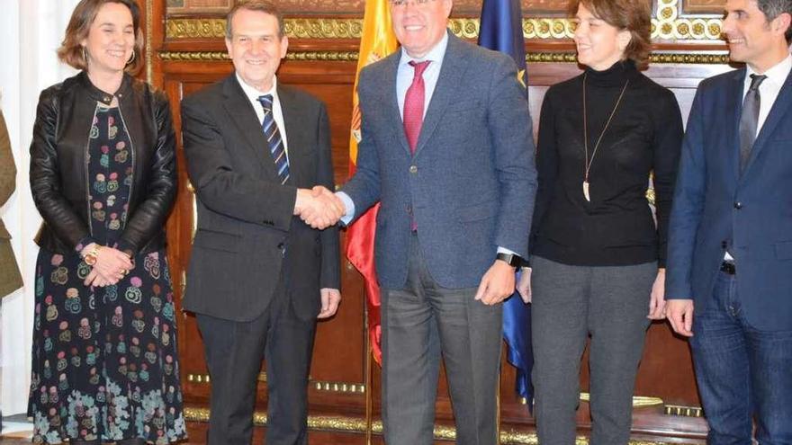 Caballero saluda al secretario de Estado de Hacienda, durante la reunión de ayer en Madrid.