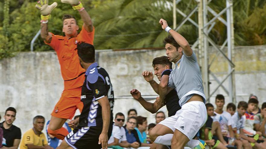 Verdés, a la derecha, lucha por un balón aéreo en el partido ante el Valladolid disputado en Luarca.